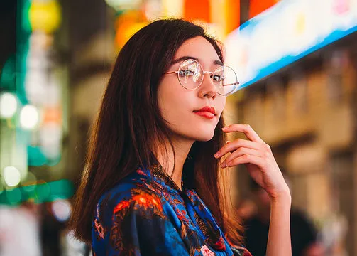 用户在手机上使用 满冠体育 APP